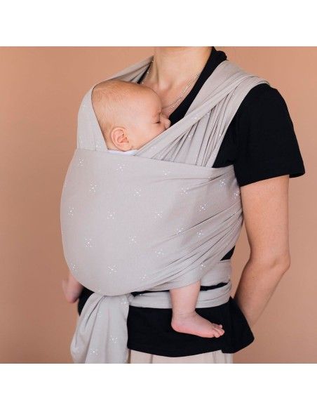 Porteo ergonómico con el Fular Portabebés Elástico de Love And Carry Biscuit