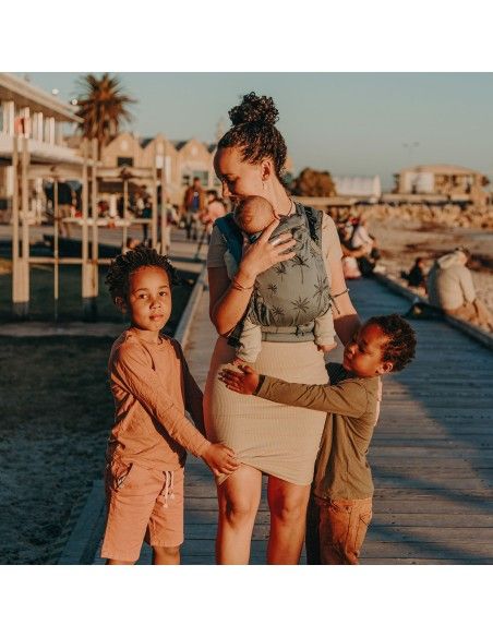 posición ergonómica en M con la Fidella Fusion Baby Palm Trees Blue