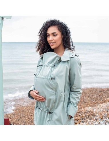 Madre porteando con Chaqueta de Porteo y Premamá Numbat Go Menta