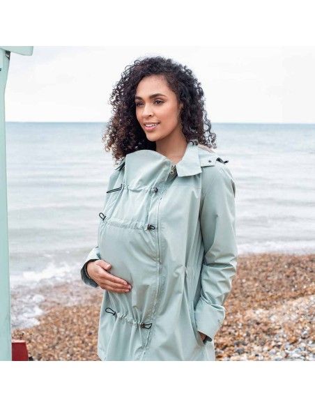 Madre porteando con Chaqueta de Porteo y Premamá Numbat Go Menta