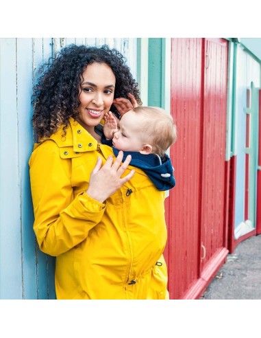 Madre porteando con Chaqueta de Porteo y Premamá Numbat Go Mostaza