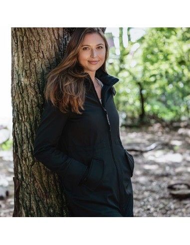 Abrigo de Porteo y Premamá Wombat Shell Black en uso normal