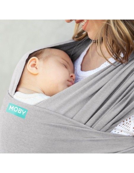 Madre porteando a bebé pequeño con fular elástico de algodón Moby Grey