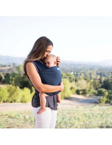 Madre porteando a bebé pequeño con fular elástico de algodón Moby Midnight