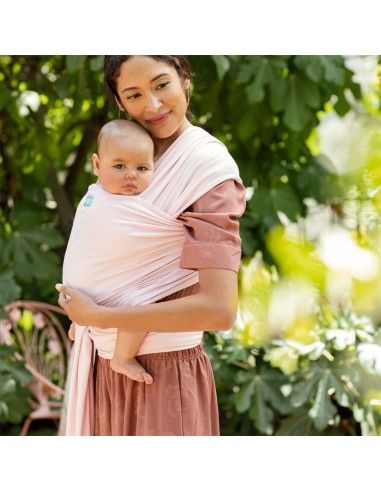 Madre porteando a bebé pequeño con fular elástico de algodón Moby Rose Quartz