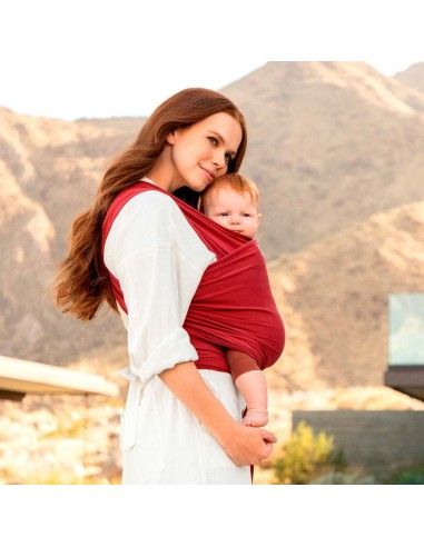 Madre porteando a bebé pequeño con fular elástico de algodón Moby Ruby