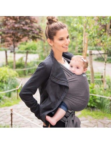 Madre porteando a bebé pequeño con fular elástico de algodón Moby Slate