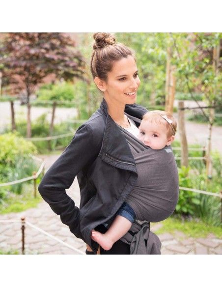 Madre porteando a bebé pequeño con fular elástico de algodón Moby Slate