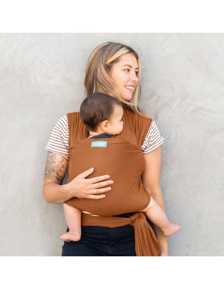 Madre porteando comodamente con Fular Portabebés Evolution Bambú Negro