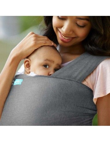 Madre porteando con el Fular Portabebés Elástico Moby Wrap Elements asphalt