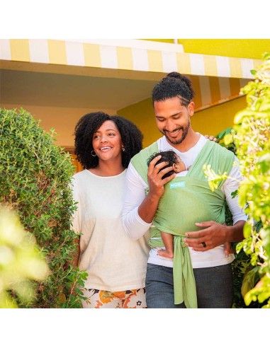 Padre porteando con el Fular Portabebés Elástico Moby Wrap Elements kiwi