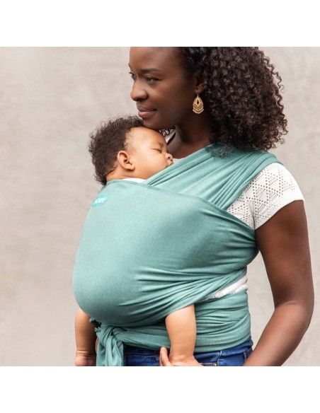 Madre porteando con el Fular Portabebés Elástico Moby Wrap Elements hydro