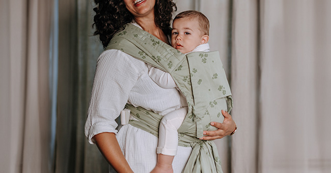 Madre porteando a bebé con portabebés FlyClick Toddler