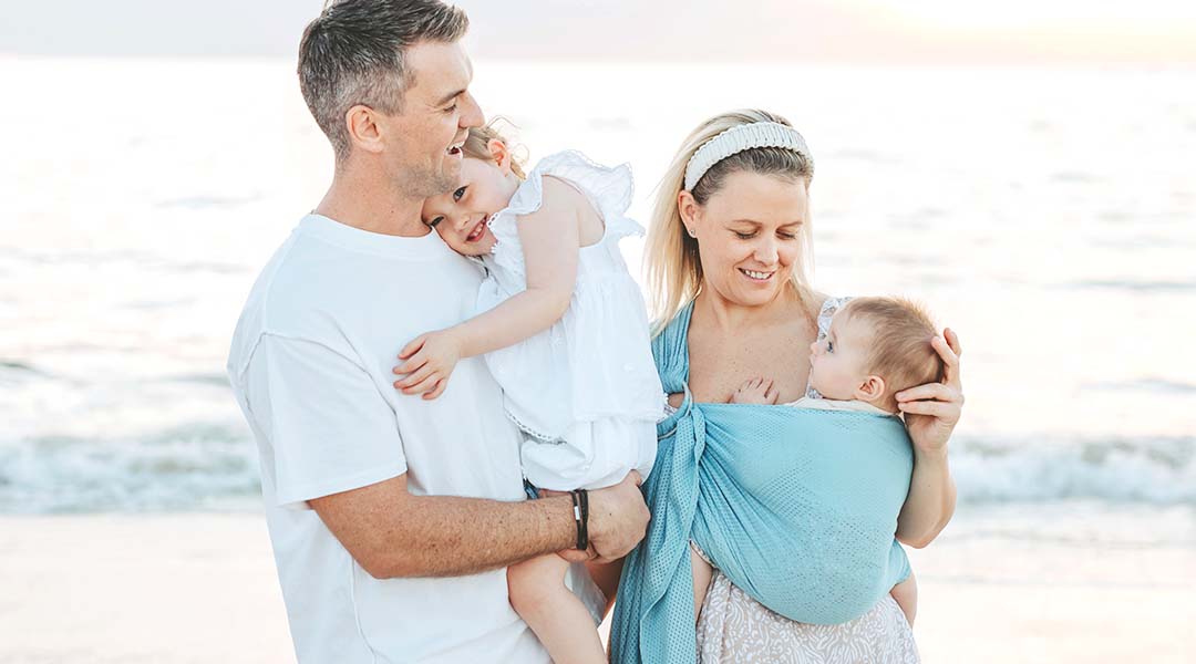 Familia utilizando la bandolera Quokkababy durante una caminata