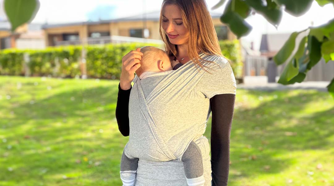 Madre porteando con camiseta de porteo Quokkababy