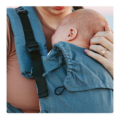 Detalle ajuste al crecimiento del bebe Porteo baby con Mei Carrier Quokkababy