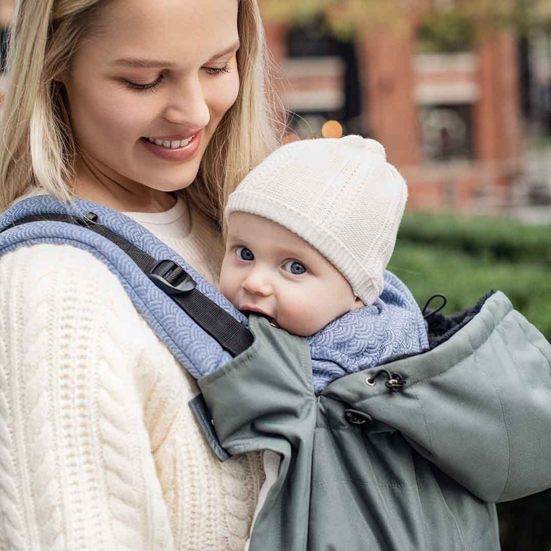 Madre porteando a su bebé con cobertor Invierno Wombat London