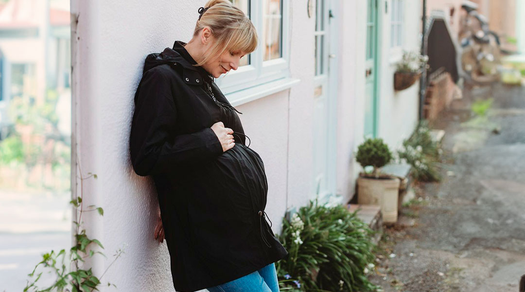 Chaqueta de Porteo y premamá Numbat Go durante el embarazo